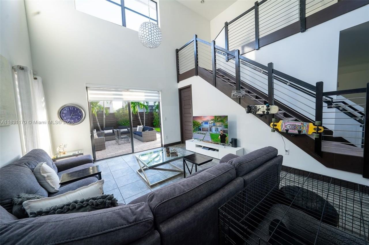 15976 Sw 136th Ter #15976 - Photo 4 of 11