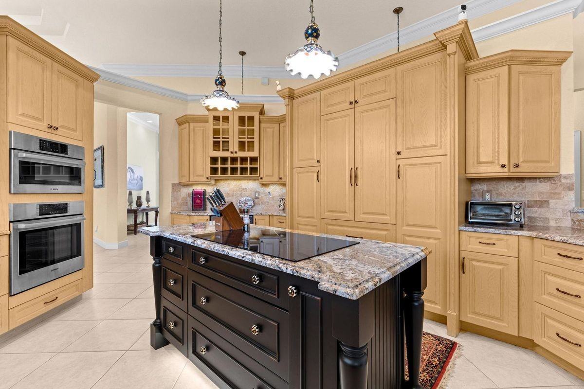 8668 Marlamoor Ln - Photo 3 of 31