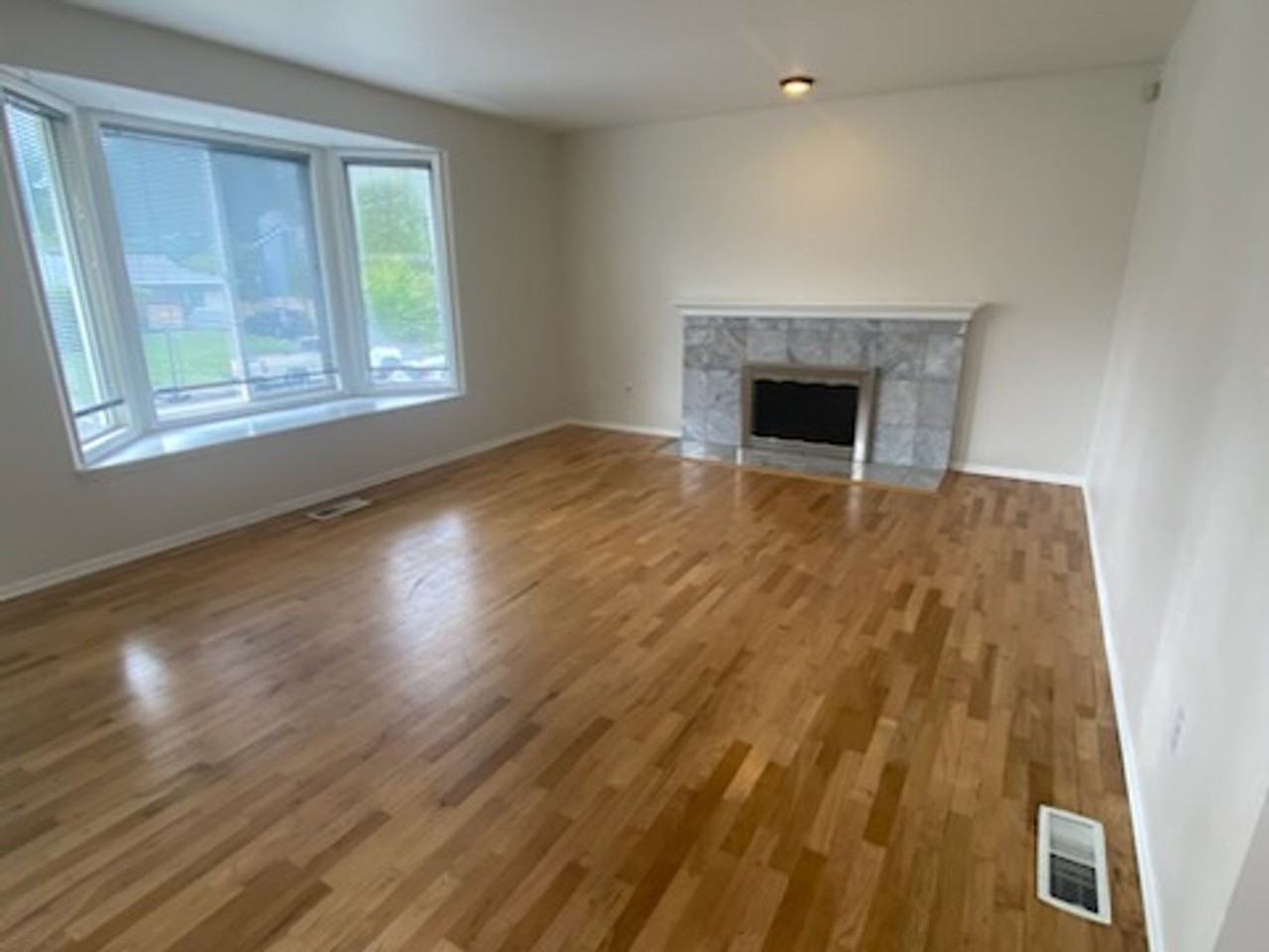 1050 Tacoma Ave Ne - Photo 3 of 50