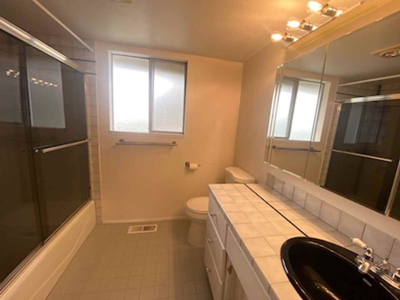 1050 Tacoma Ave Ne - Photo 6 of 50