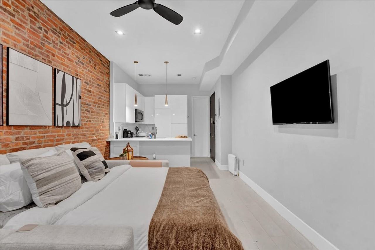 120 Christopher Street - Photo 2 of 27