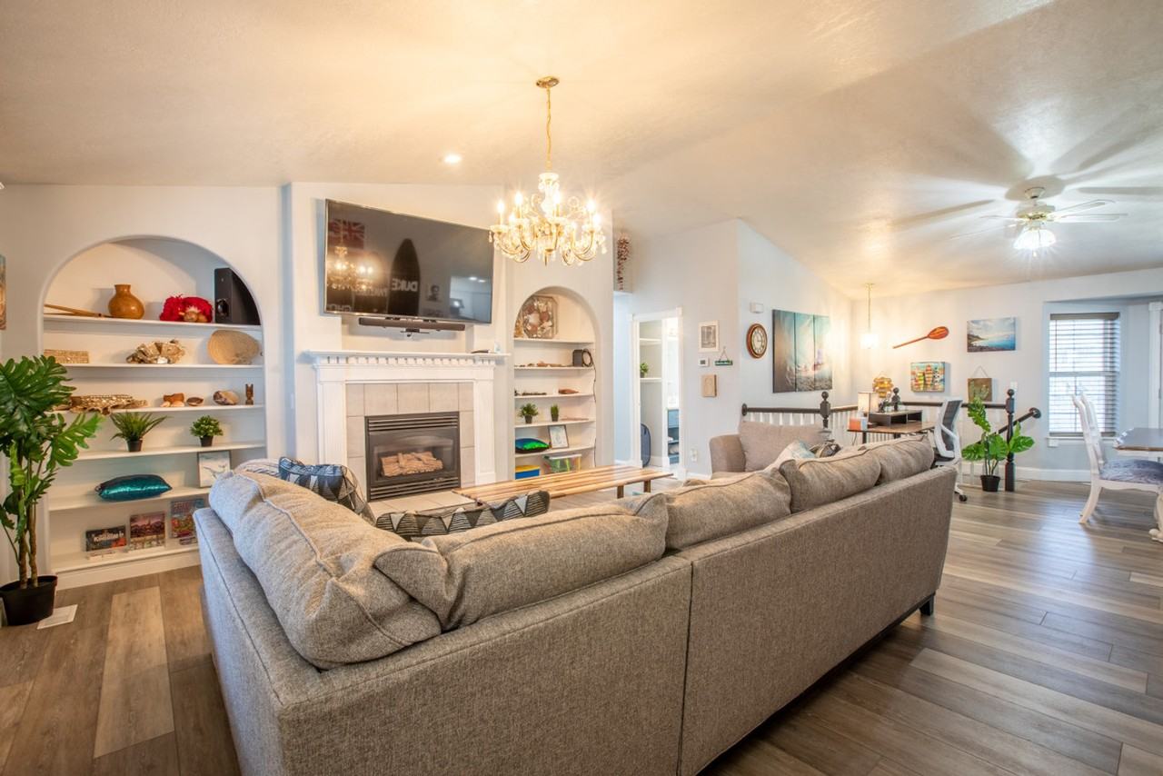 671 E Center St #1249830P - Photo 4 of 33