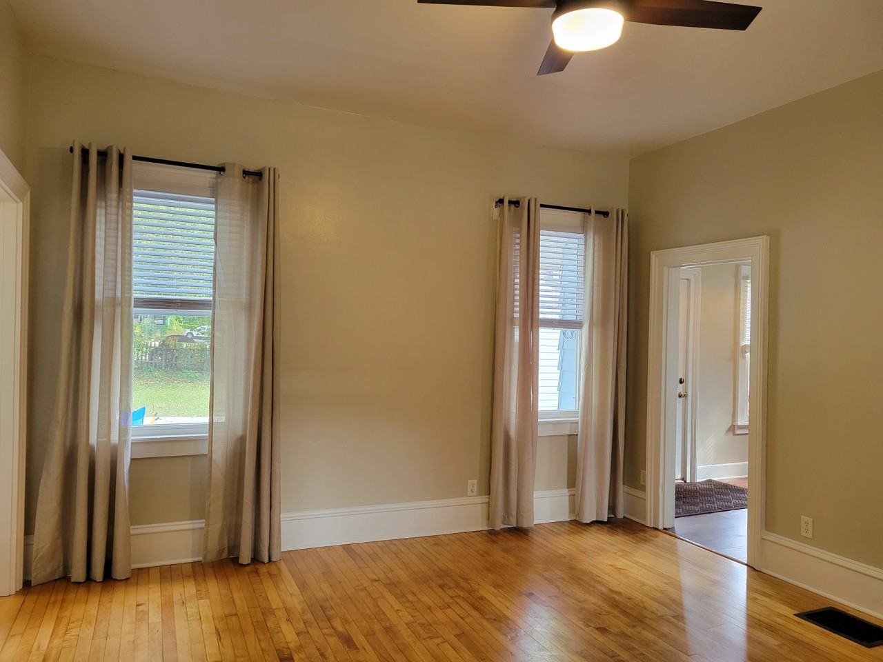 208 Clarence St #208 - Photo 3 of 12