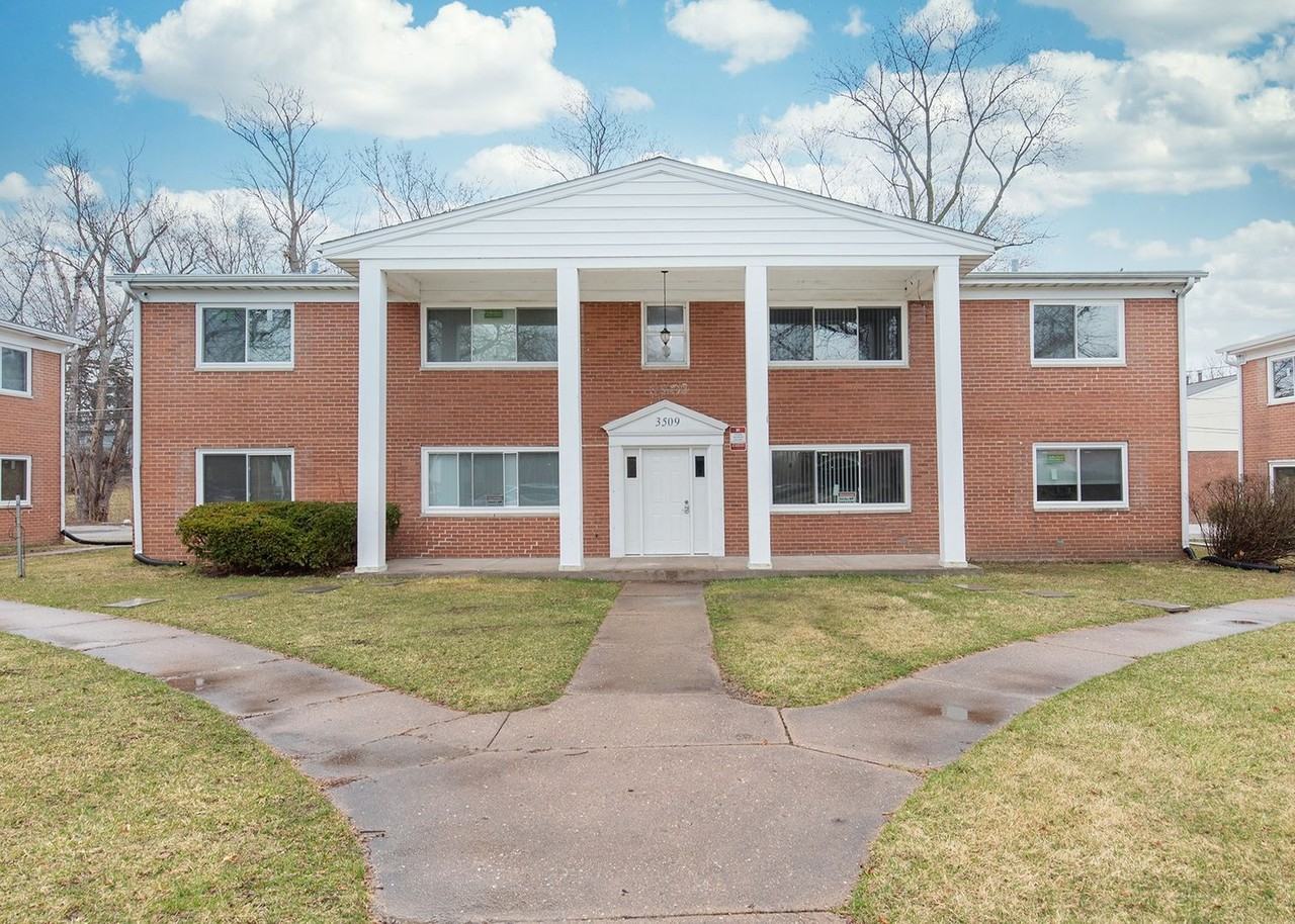 Candlelight Court Apartments - Photo 2 of 10