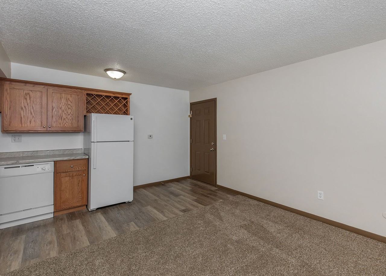 Candlelight Court Apartments - Photo 4 of 10