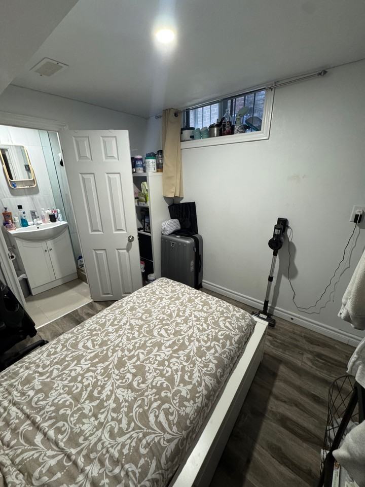 Downtown Bedroom with Ensuite Bathroom in Harbord Village for RENT - Photo 4 of 12
