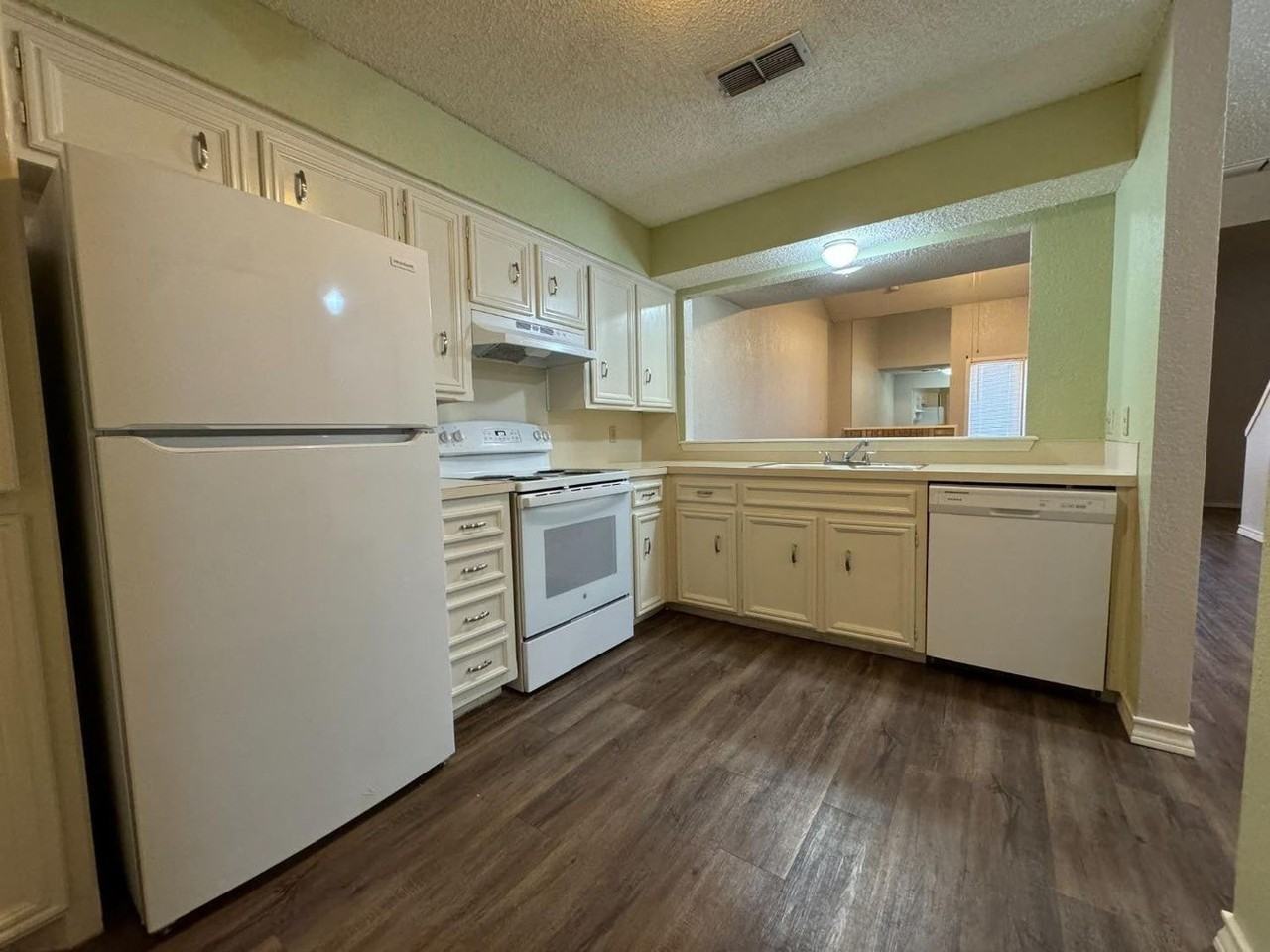 115 Troy Ave - Photo 4 of 10