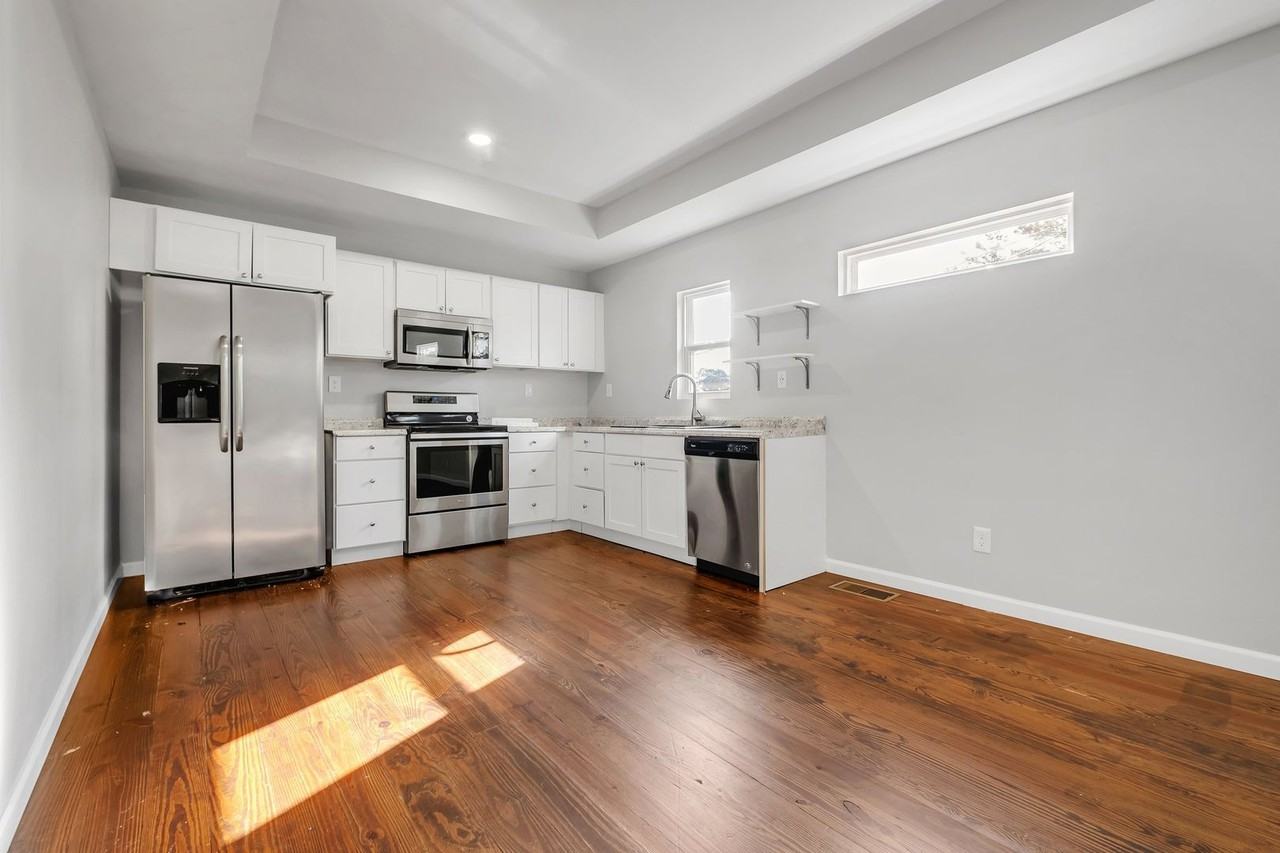 762 Parklawn Cir - Photo 3 of 18