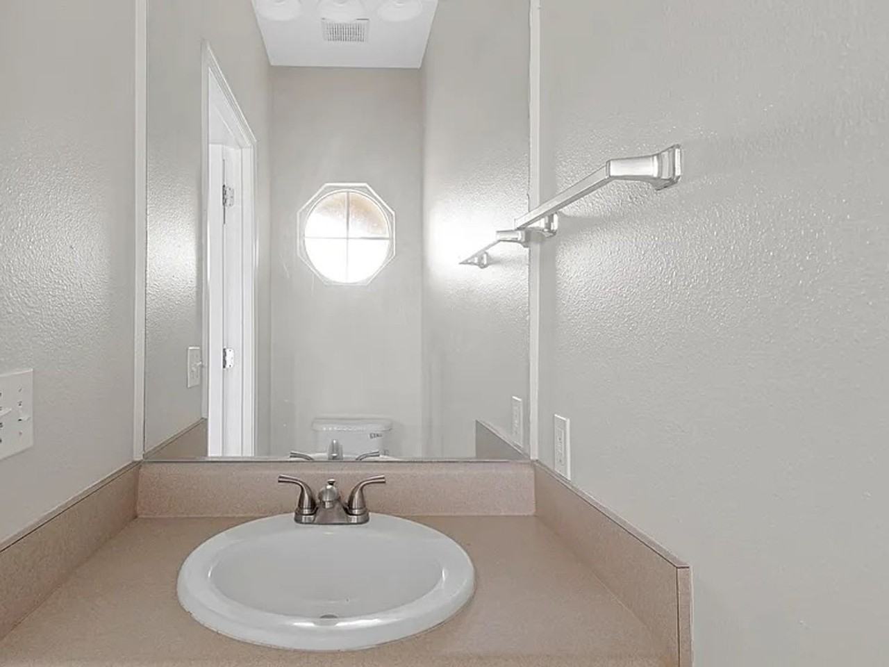 2612 Ravenwood Ct - Photo 2 of 20