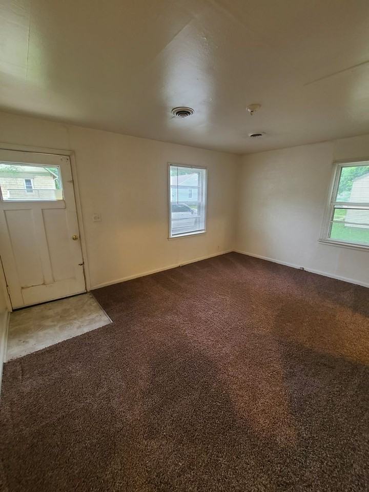 1617 Bradley Ave - Photo 3 of 11