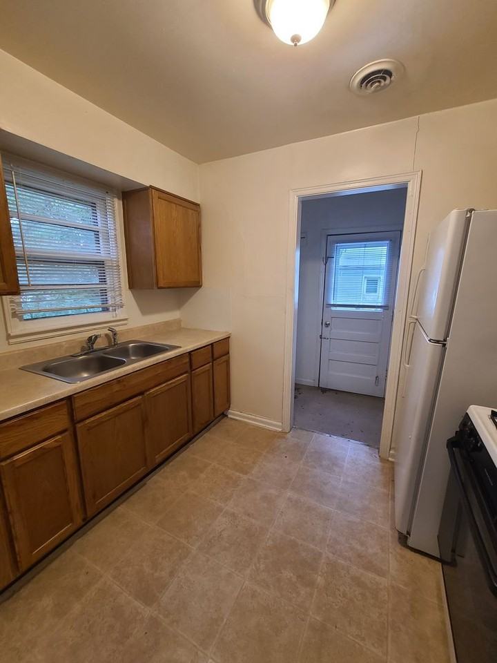 1617 Bradley Ave - Photo 4 of 11