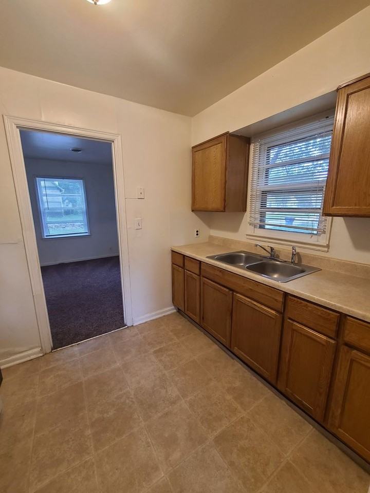 1617 Bradley Ave - Photo 5 of 11