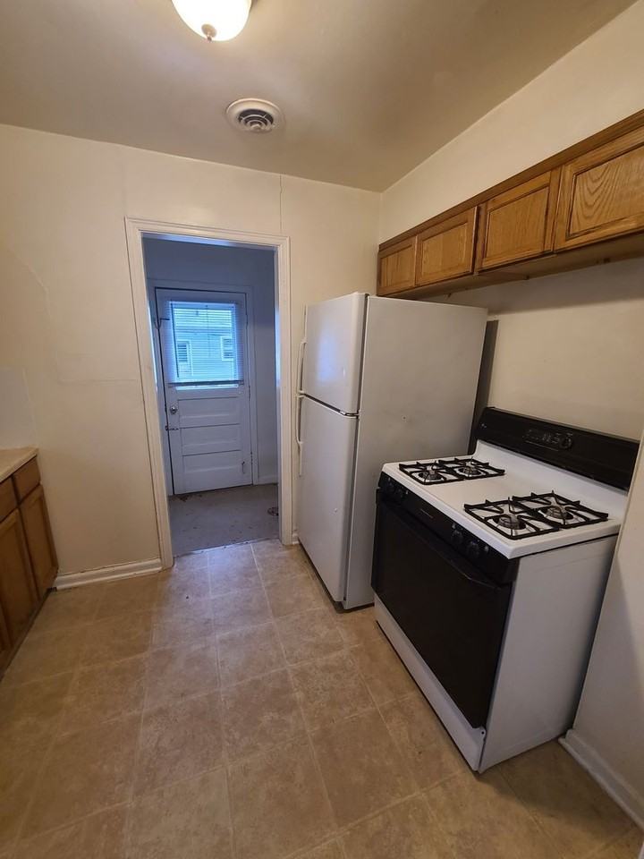 1617 Bradley Ave - Photo 6 of 11