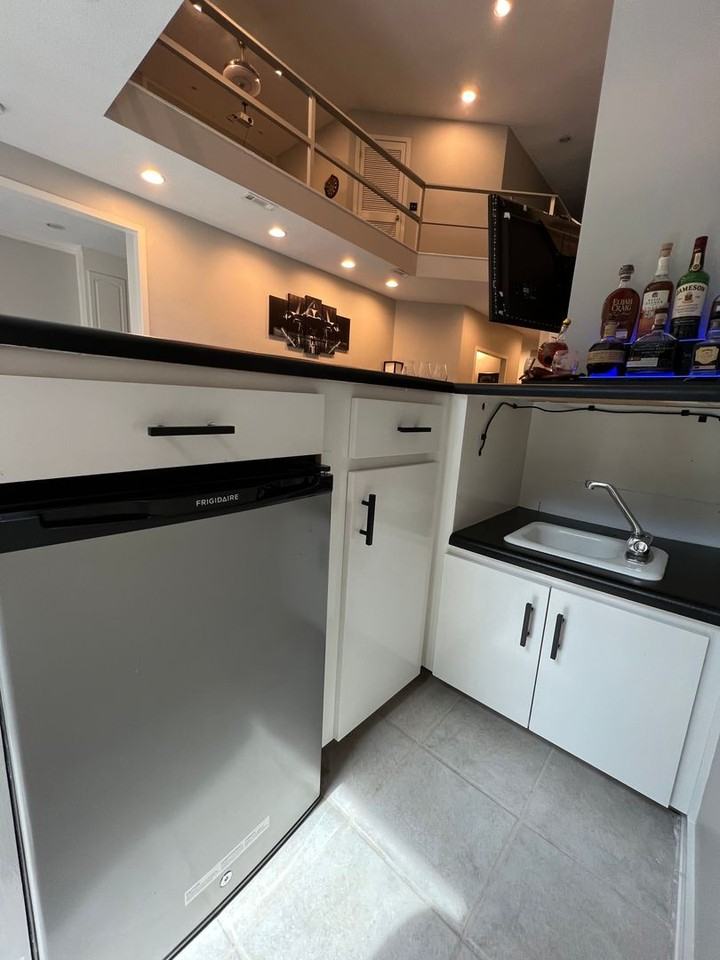 806 E Lee St #9 - Photo 4 of 17