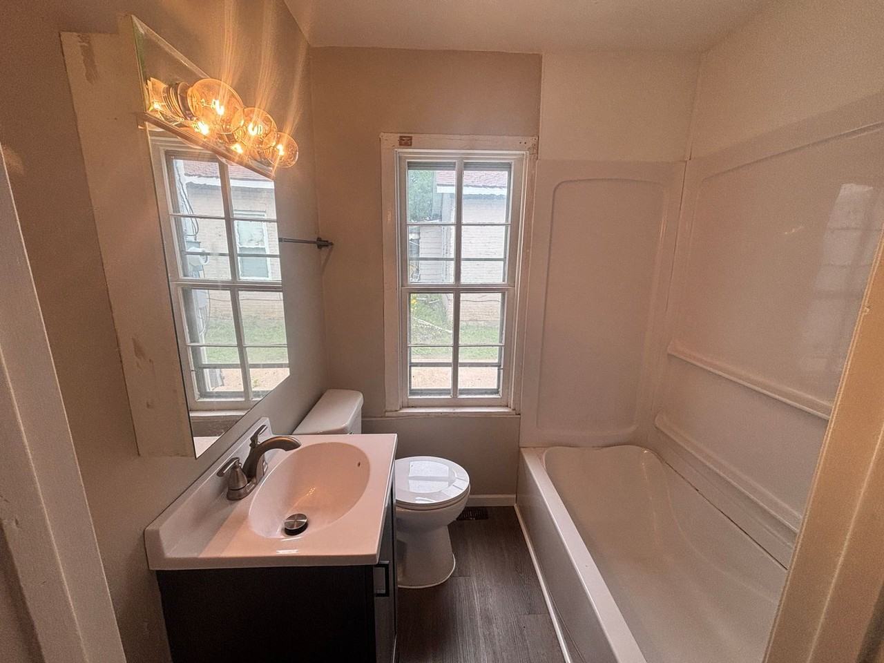 829 Division St - Photo 6 of 14