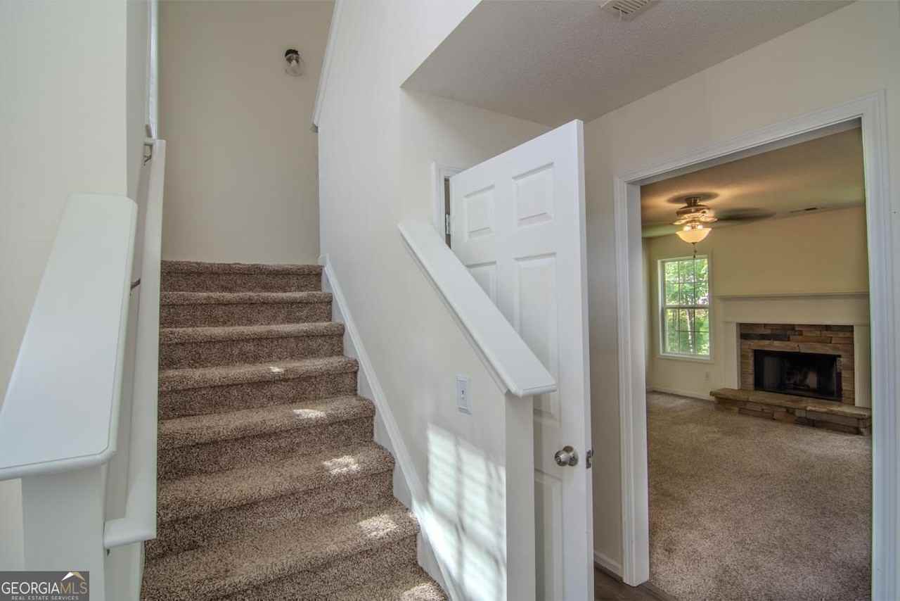 28 Greystone Rdg - Photo 4 of 32