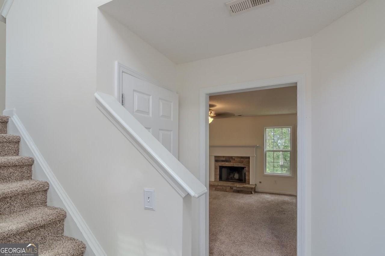 28 Greystone Rdg - Photo 6 of 32
