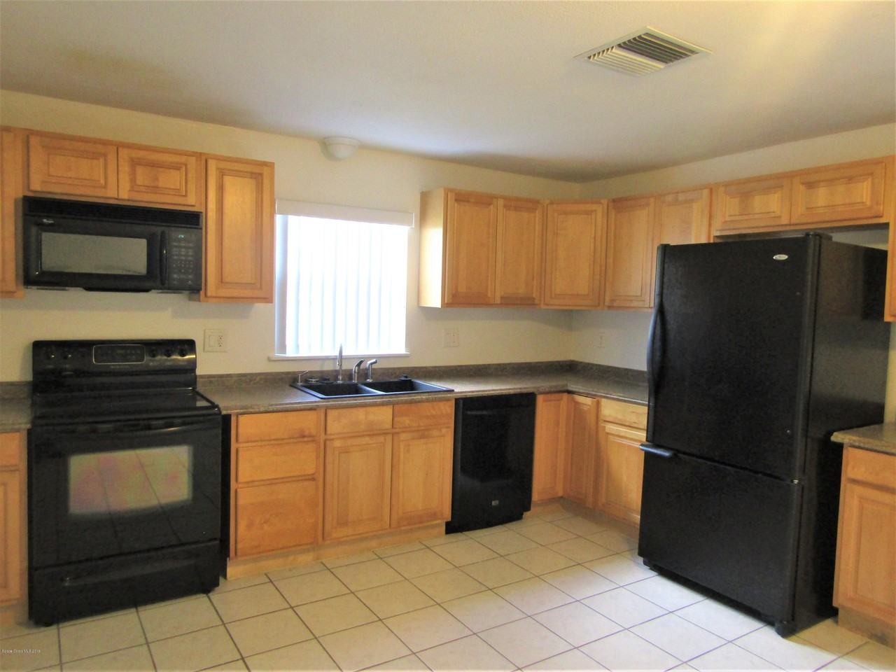 438 Count St - Photo 2 of 12