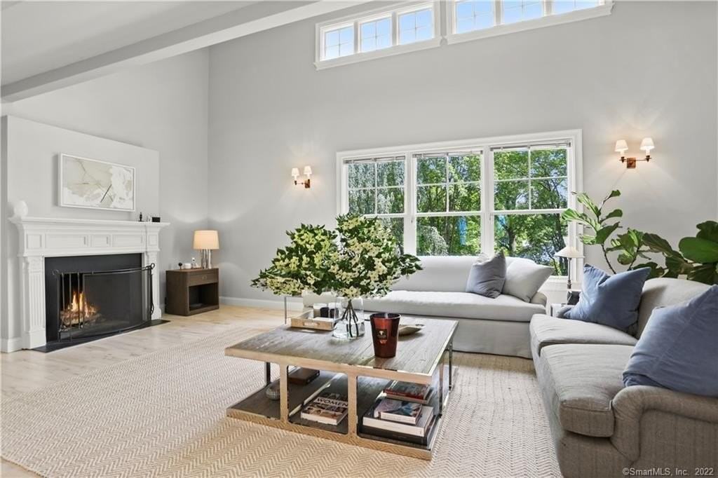 220 Burr St - Photo 4 of 34