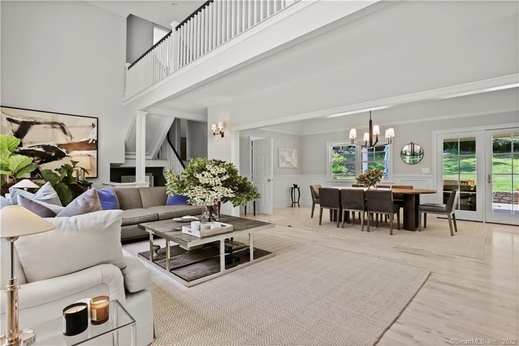 220 Burr St - Photo 5 of 34