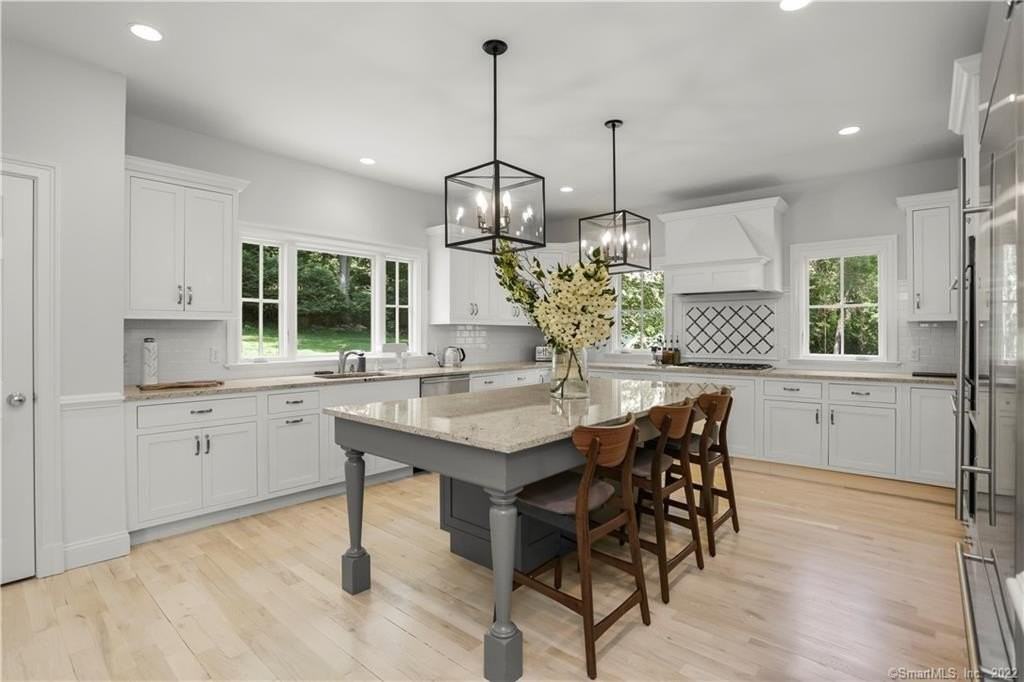 220 Burr St - Photo 7 of 34