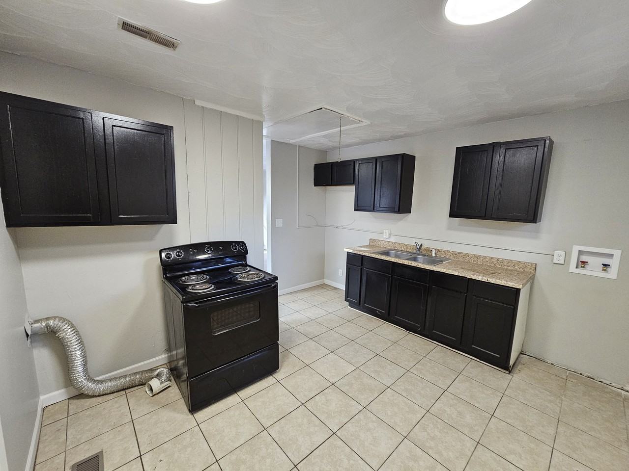 1220 S Livingston St - Photo 6 of 9