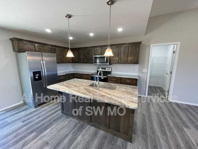 653 S Southgate - Photo 4 of 13