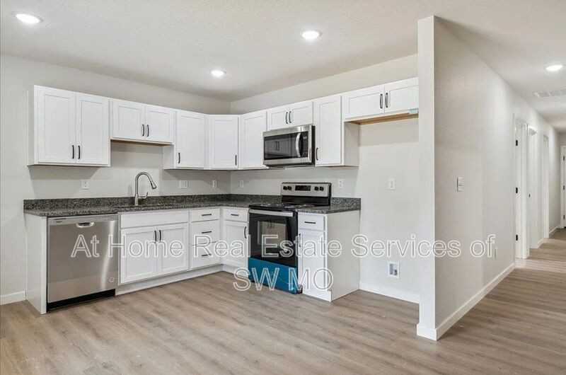 1052 S Overhill Ave - Photo 3 of 10