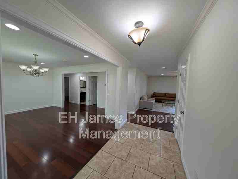 4626 S Maplewood Ave - Photo 2 of 16