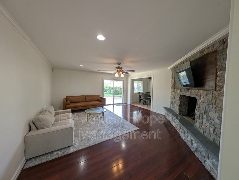 4626 S Maplewood Ave - Photo 3 of 16