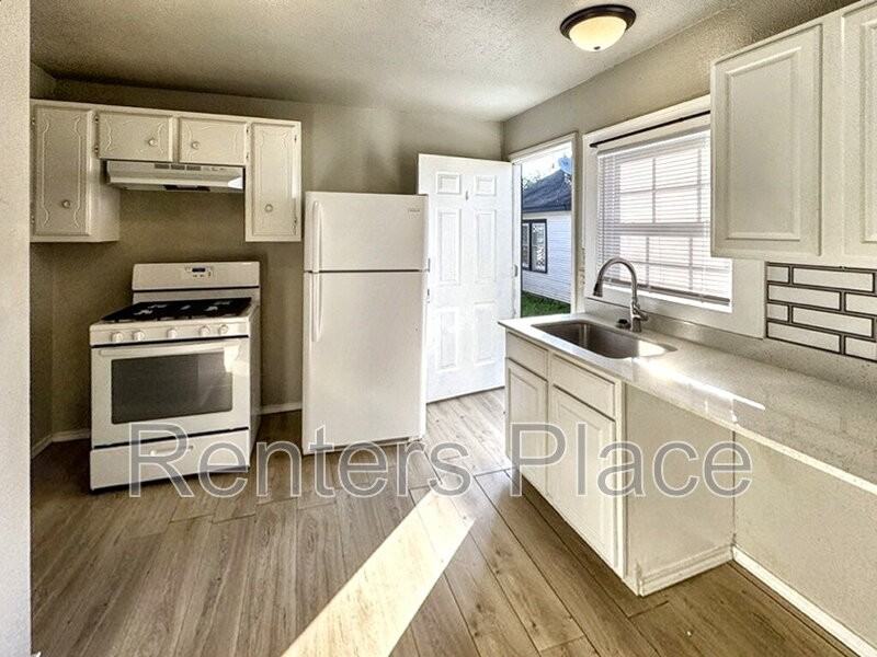 513 E 8th St - Photo 3 of 8
