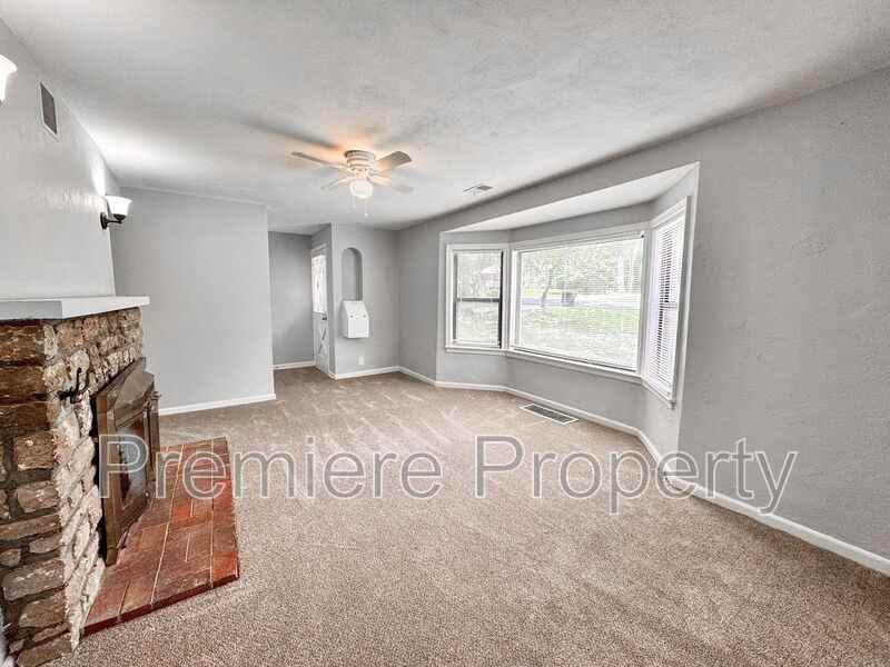 1107 W 27th St S - Photo 3 of 16