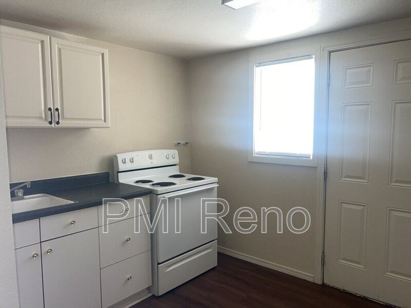 923 W 2nd St #1B - Photo 2 of 8