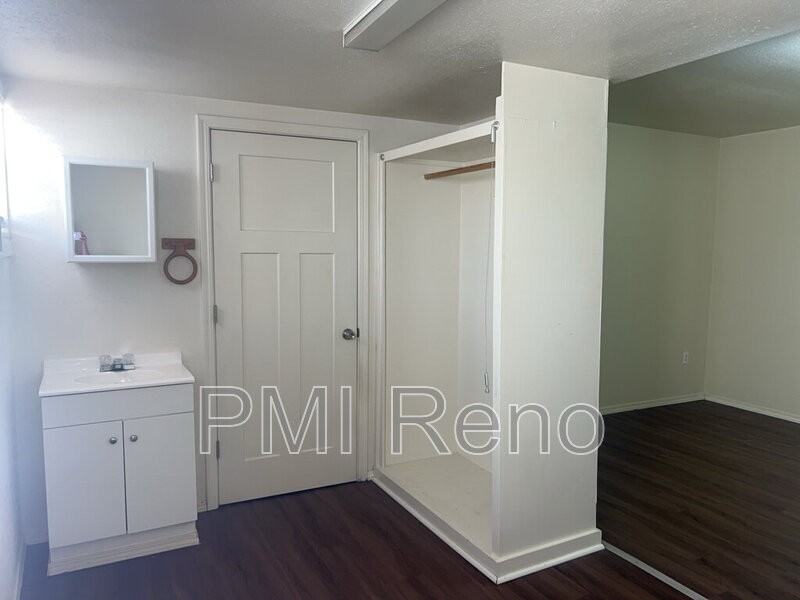 923 W 2nd St #1B - Photo 3 of 8