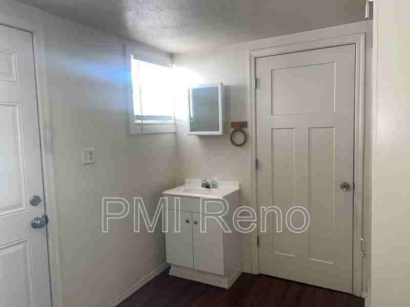 923 W 2nd St #1B - Photo 4 of 8