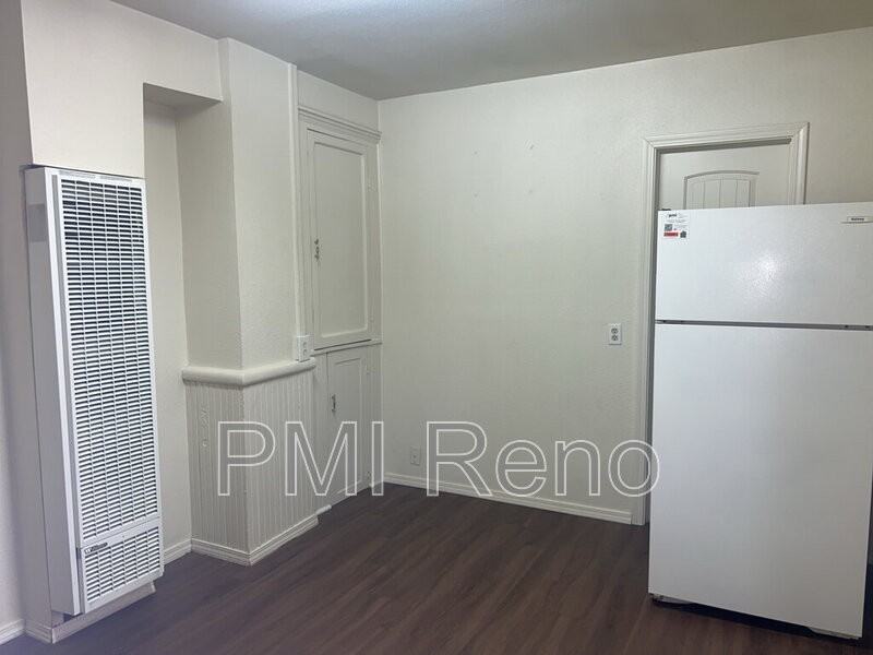 923 W 2nd St #1B - Photo 5 of 8