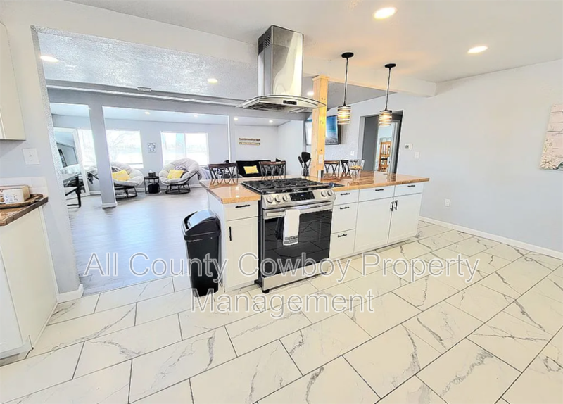 2467 Riverside Dr - Photo 2 of 13