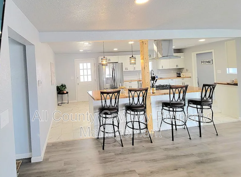 2467 Riverside Dr - Photo 3 of 13