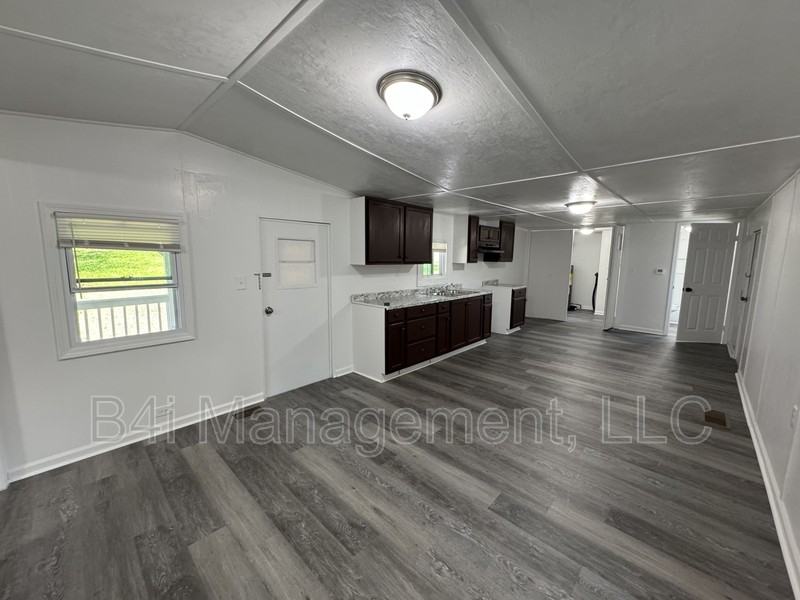 308 Pleasant Valley Rd Se - Photo 3 of 12