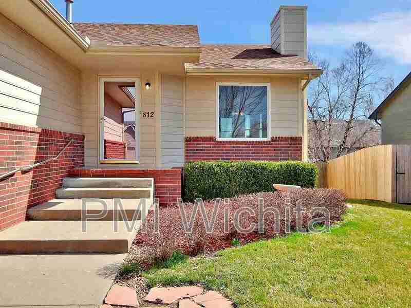 812 S Red Oaks Cir - Photo 2 of 10