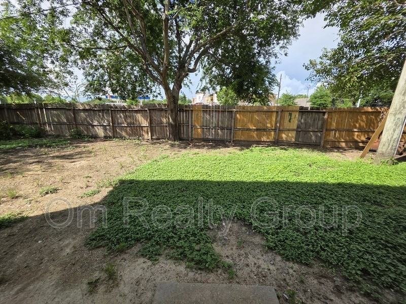 10242 Revelstoke Dr - Photo 2 of 15