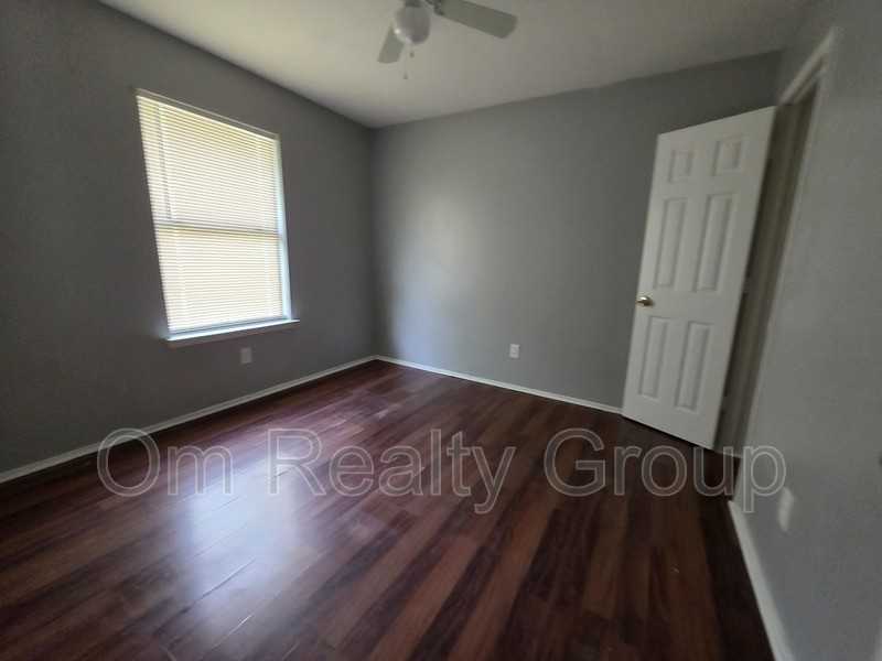 10242 Revelstoke Dr - Photo 4 of 15