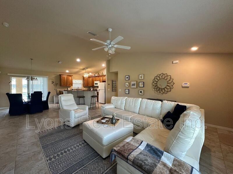 2202 Se 8th St - Photo 4 of 33