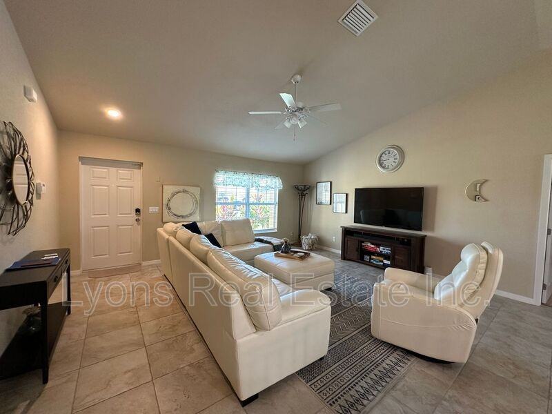 2202 Se 8th St - Photo 5 of 33