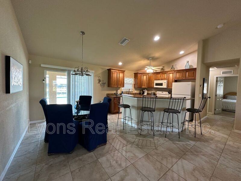 2202 Se 8th St - Photo 6 of 33