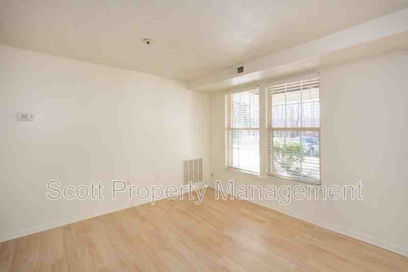 903 Woodbridge Court #D - Photo 3 of 7