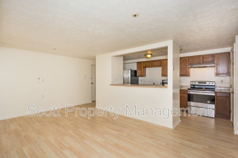 903 Woodbridge Court #D - Photo 5 of 7