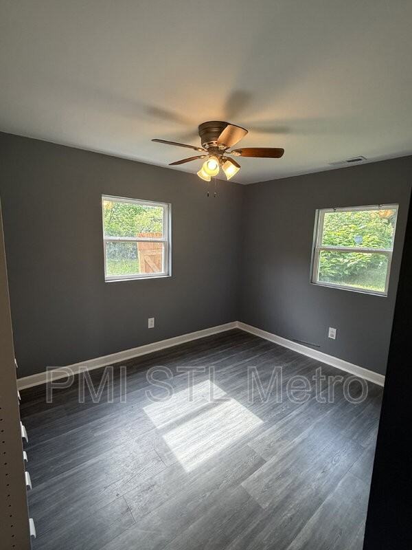 528 Royal Ave - Photo 4 of 11