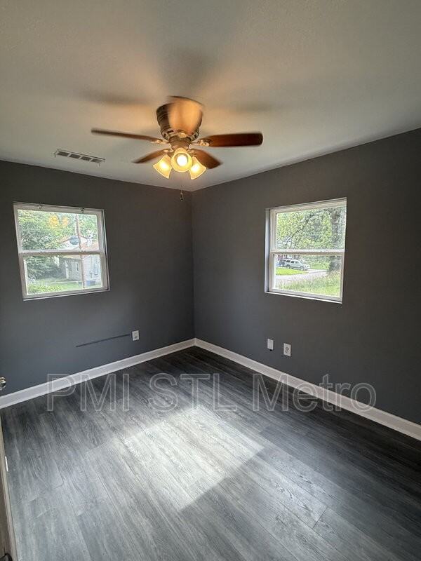 528 Royal Ave - Photo 5 of 11