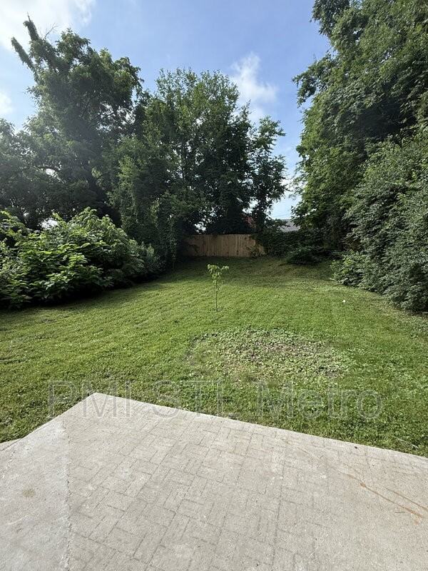 528 Royal Ave - Photo 7 of 11